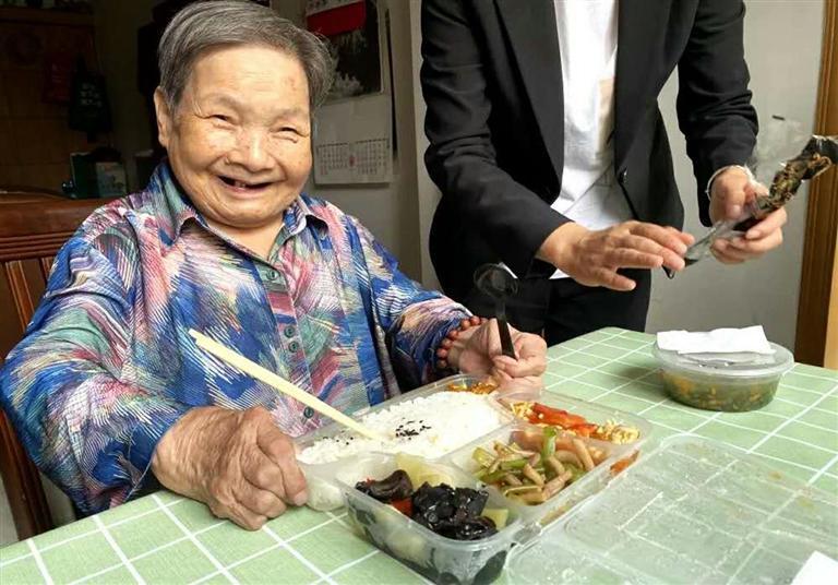 智慧養老托起幸福晚年 蘭州市推進(jìn)“互聯(lián)網(wǎng)+”居家養老建設(圖1) 智慧養老托起幸福晚年 蘭州市推進(jìn)“互聯(lián)網(wǎng)+”居家養老建設(圖1)