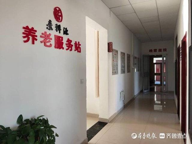 東利社區智慧養老服務(wù)站解民憂(yōu)，居民送錦旗(圖2)