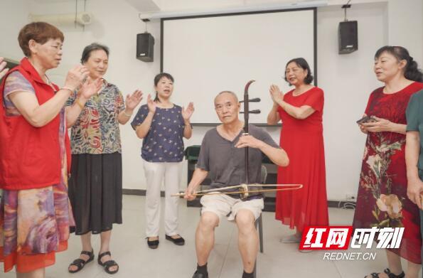 家門(mén)口養老 穩穩的幸福(圖1) 家門(mén)口養老 穩穩的幸福(圖1)