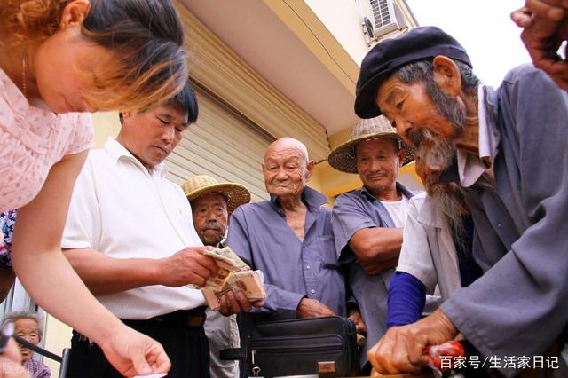 退休老人有福了！70歲老人享受養老金還有高齡補貼，你領(lǐng)取了嗎？(圖2)